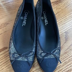 CHANEL silver metallic ballet flats-size 39. Excellent condition!